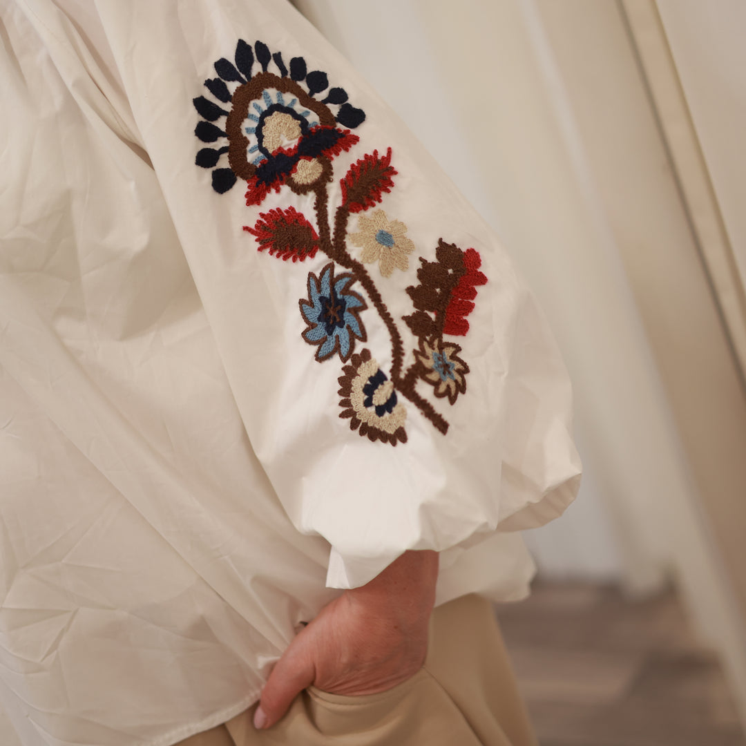 Bluse mit Stickerei am Arm