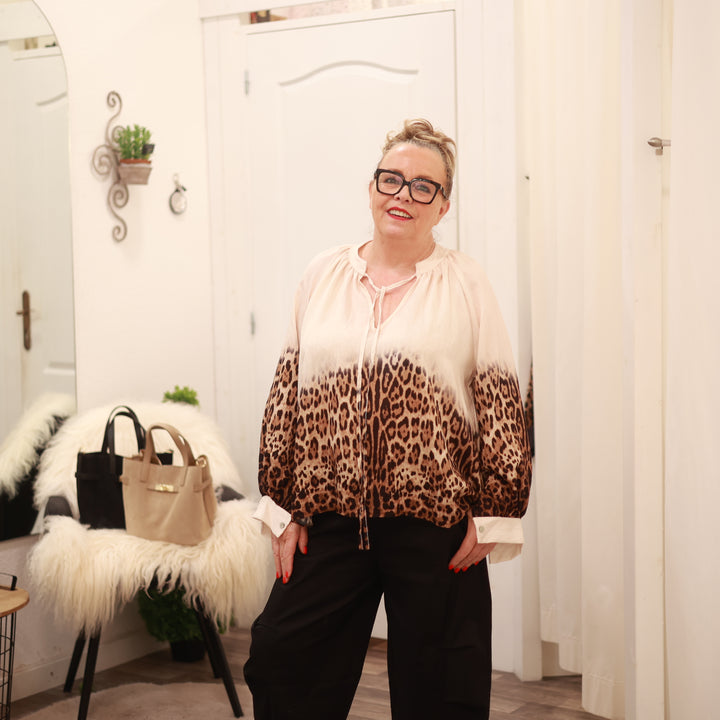 Bluse mit Leo Druck