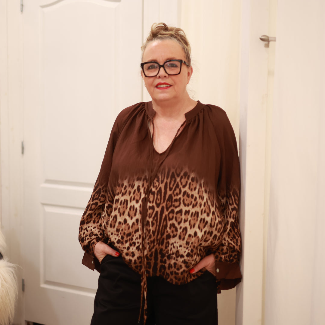 Bluse mit Leo Druck