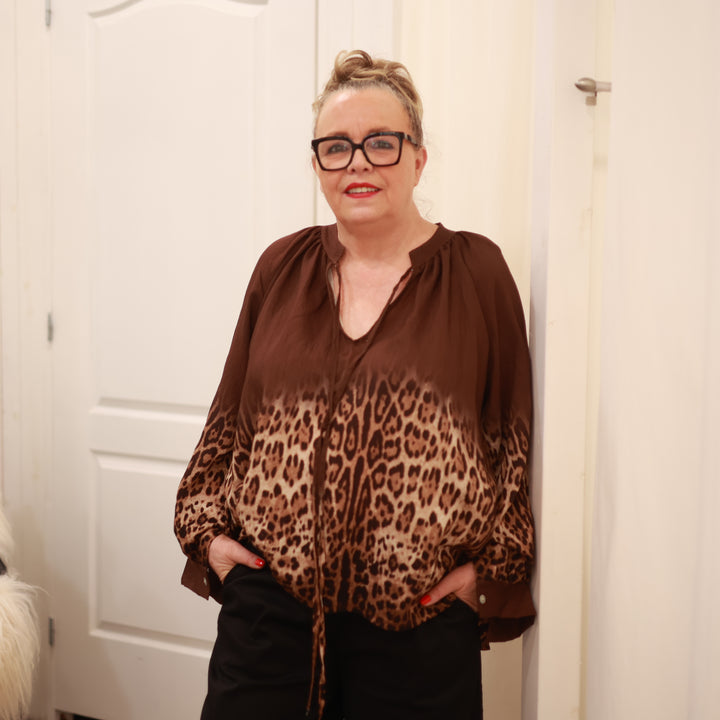 Bluse mit Leo Druck