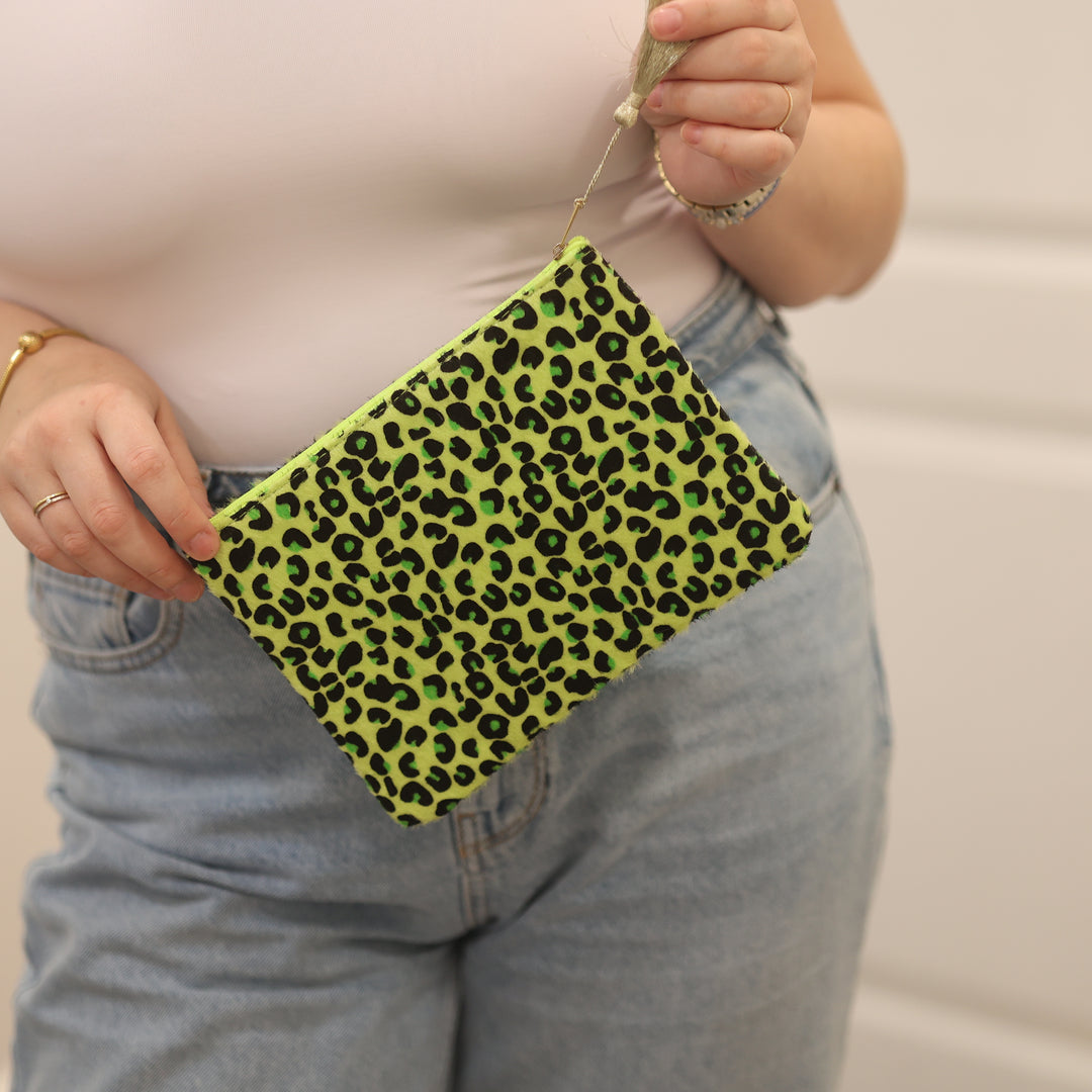 kleine Kosmetiktasche  
bunte Kosmetiktasche  
Kosmetiktasche klein  
Kosmetiktasche für unterwegs  
farbige Kosmetiktasche  
praktische Kosmetiktasche  
Kosmetiktasche für Damen  
stylische Kosmetiktasche  
Kosmetiktasche kompakt  
Kosmetiktasche Reise