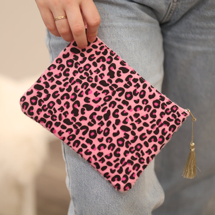 kleine Kosmetiktasche  
bunte Kosmetiktasche  
Kosmetiktasche klein  
Kosmetiktasche für unterwegs  
farbige Kosmetiktasche  
praktische Kosmetiktasche  
Kosmetiktasche für Damen  
stylische Kosmetiktasche  
Kosmetiktasche kompakt  
Kosmetiktasche Reise