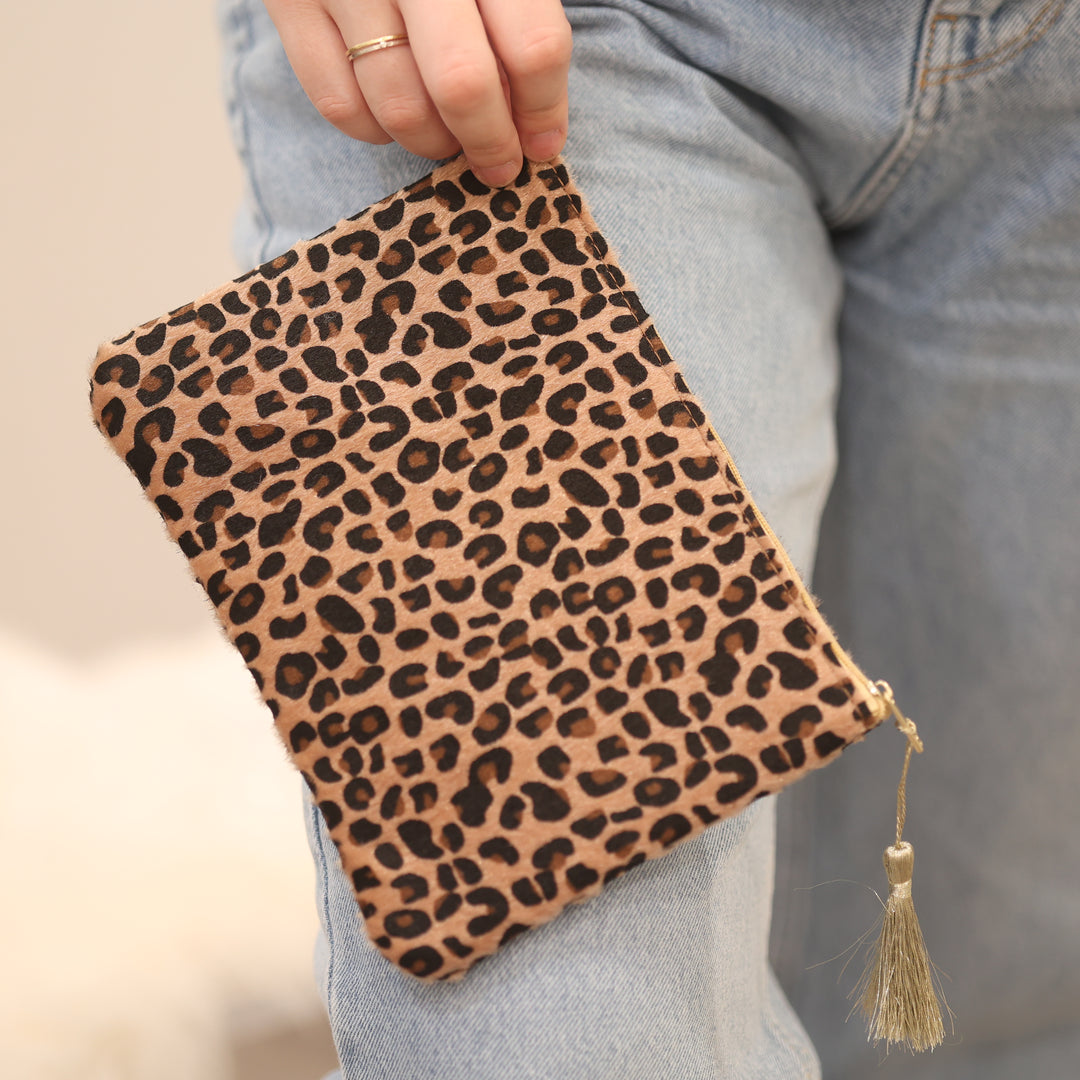 kleine Kosmetiktasche  
bunte Kosmetiktasche  
Kosmetiktasche klein  
Kosmetiktasche für unterwegs  
farbige Kosmetiktasche  
praktische Kosmetiktasche  
Kosmetiktasche für Damen  
stylische Kosmetiktasche  
Kosmetiktasche kompakt  
Kosmetiktasche Reise