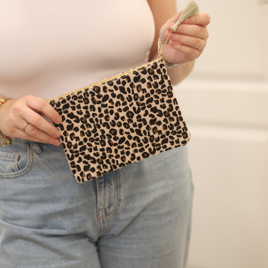 kleine Kosmetiktasche  
bunte Kosmetiktasche  
Kosmetiktasche klein  
Kosmetiktasche für unterwegs  
farbige Kosmetiktasche  
praktische Kosmetiktasche  
Kosmetiktasche für Damen  
stylische Kosmetiktasche  
Kosmetiktasche kompakt  
Kosmetiktasche Reise