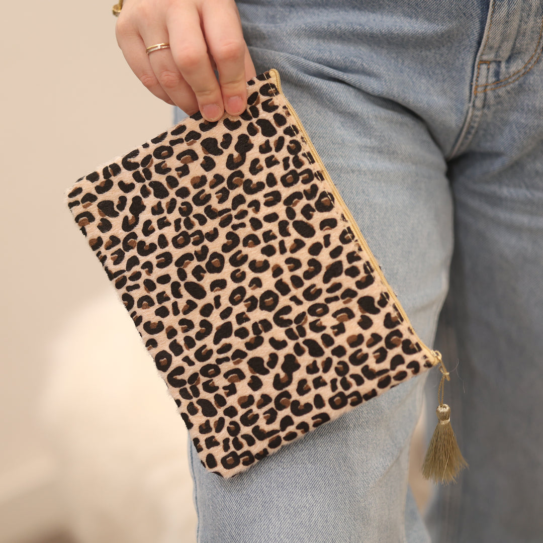 kleine Kosmetiktasche  
bunte Kosmetiktasche  
Kosmetiktasche klein  
Kosmetiktasche für unterwegs  
farbige Kosmetiktasche  
praktische Kosmetiktasche  
Kosmetiktasche für Damen  
stylische Kosmetiktasche  
Kosmetiktasche kompakt  
Kosmetiktasche Reise