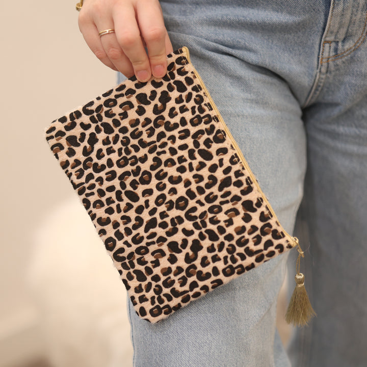 kleine Kosmetiktasche  
bunte Kosmetiktasche  
Kosmetiktasche klein  
Kosmetiktasche für unterwegs  
farbige Kosmetiktasche  
praktische Kosmetiktasche  
Kosmetiktasche für Damen  
stylische Kosmetiktasche  
Kosmetiktasche kompakt  
Kosmetiktasche Reise