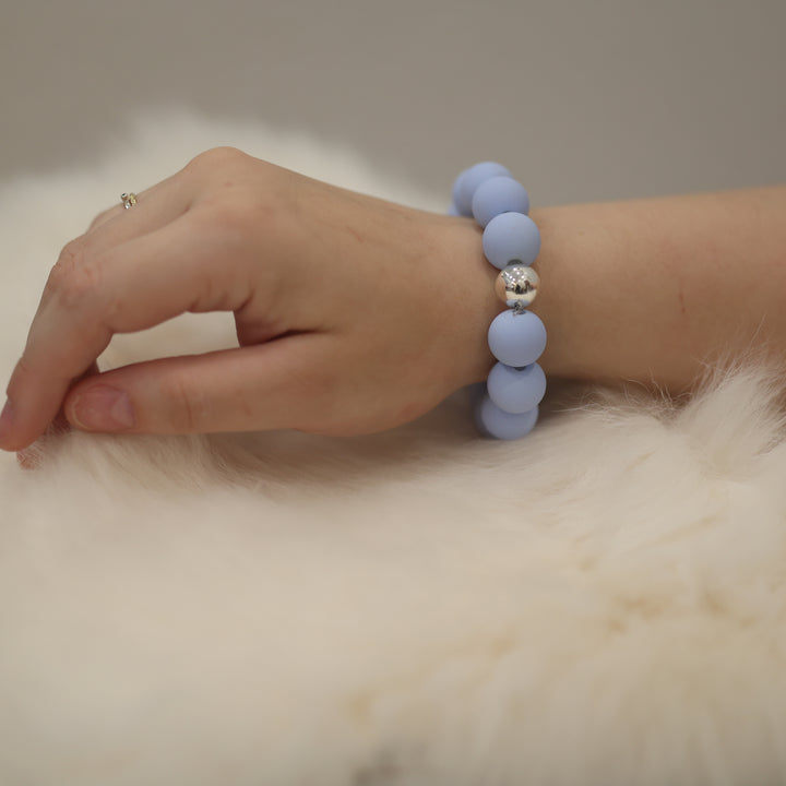 Perlenarmband matt elegantes Armband mattes Perlenarmband zeitloses Perlenarmband modernes Perlenarmband Perlenarmband für Damen Armband mit Perlen mattes Armband Perlen Schmuck Accessoire Perlenarmband Geschenkidee modisches Perlenarmband Schmuck für Alltag stilvolles Perlenarmband minimalistisches Perlenarmband