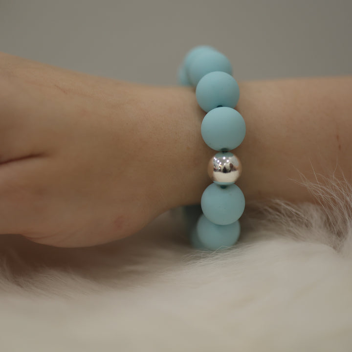 Perlenarmband matt elegantes Armband mattes Perlenarmband zeitloses Perlenarmband modernes Perlenarmband Perlenarmband für Damen Armband mit Perlen mattes Armband Perlen Schmuck Accessoire Perlenarmband Geschenkidee modisches Perlenarmband Schmuck für Alltag stilvolles Perlenarmband minimalistisches Perlenarmband