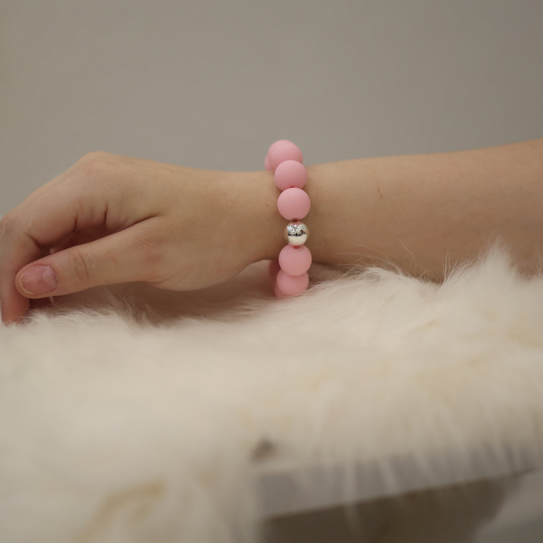 Perlenarmband matt elegantes Armband mattes Perlenarmband zeitloses Perlenarmband modernes Perlenarmband Perlenarmband für Damen Armband mit Perlen mattes Armband Perlen Schmuck Accessoire Perlenarmband Geschenkidee modisches Perlenarmband Schmuck für Alltag stilvolles Perlenarmband minimalistisches Perlenarmband