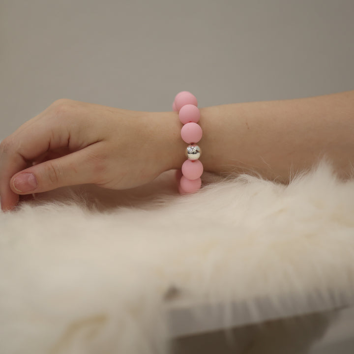 Perlenarmband matt elegantes Armband mattes Perlenarmband zeitloses Perlenarmband modernes Perlenarmband Perlenarmband für Damen Armband mit Perlen mattes Armband Perlen Schmuck Accessoire Perlenarmband Geschenkidee modisches Perlenarmband Schmuck für Alltag stilvolles Perlenarmband minimalistisches Perlenarmband