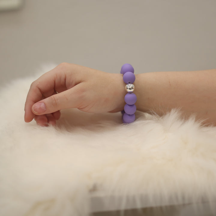 Perlenarmband matt elegantes Armband mattes Perlenarmband zeitloses Perlenarmband modernes Perlenarmband Perlenarmband für Damen Armband mit Perlen mattes Armband Perlen Schmuck Accessoire Perlenarmband Geschenkidee modisches Perlenarmband Schmuck für Alltag stilvolles Perlenarmband minimalistisches Perlenarmband lila blau gelb 
