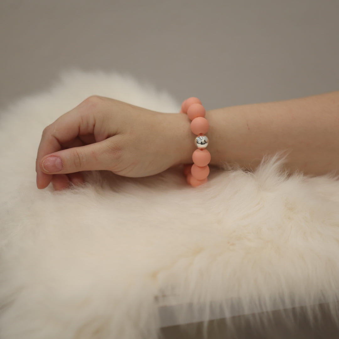 Perlenarmband matt elegantes Armband mattes Perlenarmband zeitloses Perlenarmband modernes Perlenarmband Perlenarmband für Damen Armband mit Perlen mattes Armband Perlen Schmuck Accessoire Perlenarmband Geschenkidee modisches Perlenarmband Schmuck für Alltag stilvolles Perlenarmband minimalistisches Perlenarmband