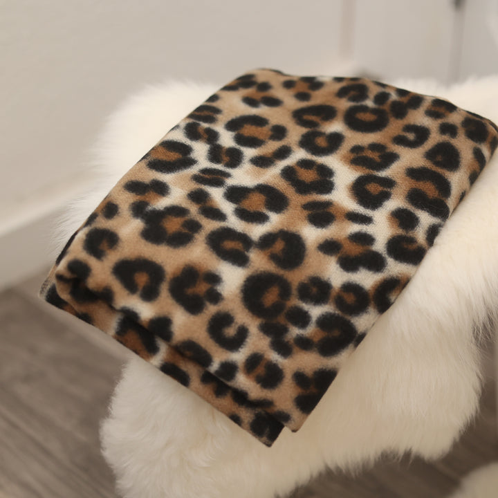 herbstlicher Schal  
kuscheliger Leo Schal  
Leo Schal für Herbst  
modischer Schal  
weicher Schal  
Leoparden-Print Schal  
Schal für kühle Tage  
stylischer Schal  
Schal Accessoire  
warmer Schal für Damen
