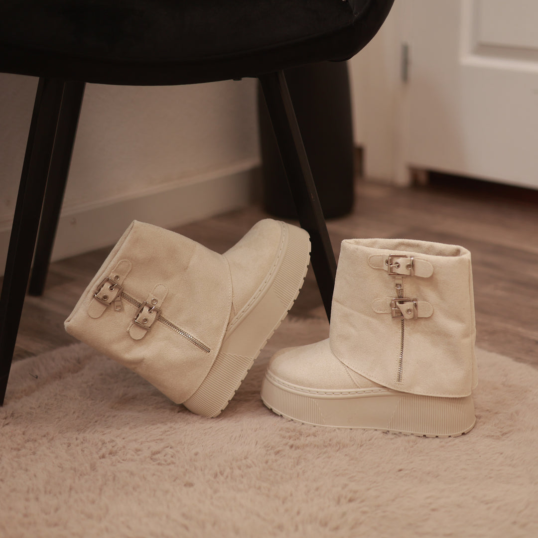 Boots mit Schnalle