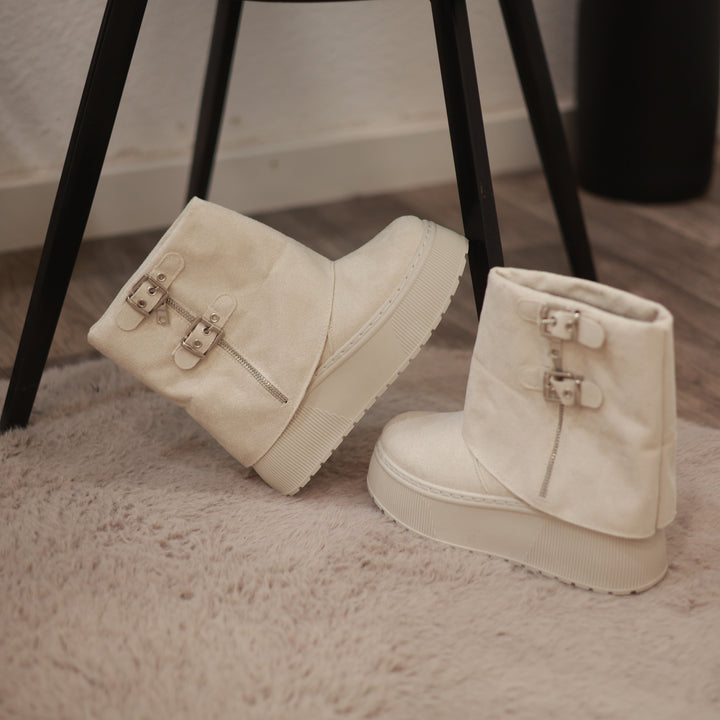 Boots mit Schnalle
