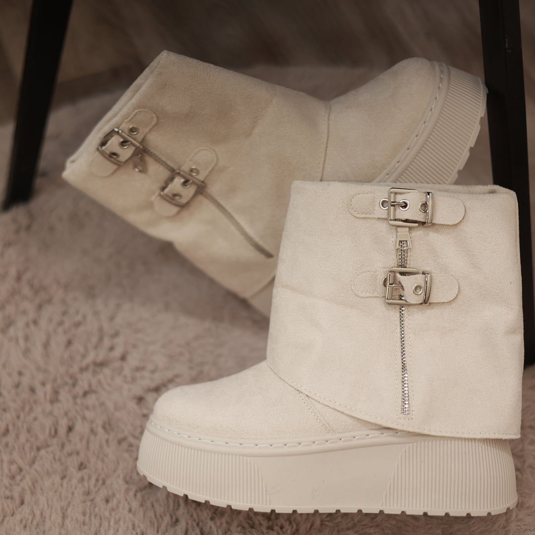 Boots mit Schnalle