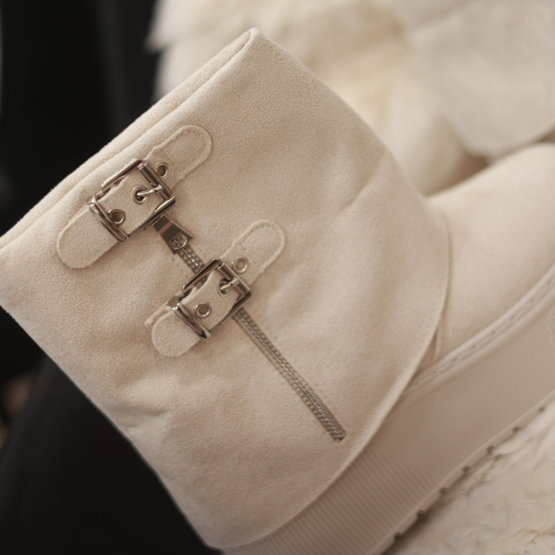 Boots mit Schnalle