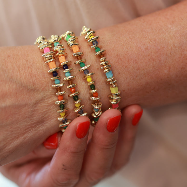 Armband mit bunten Steinen