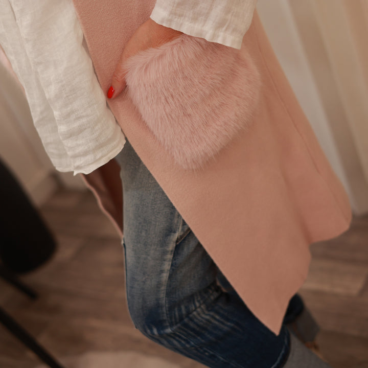 Strickweste mit Kunstfelltasche