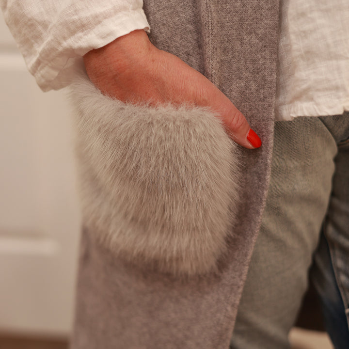 Strickweste mit Kunstfelltasche