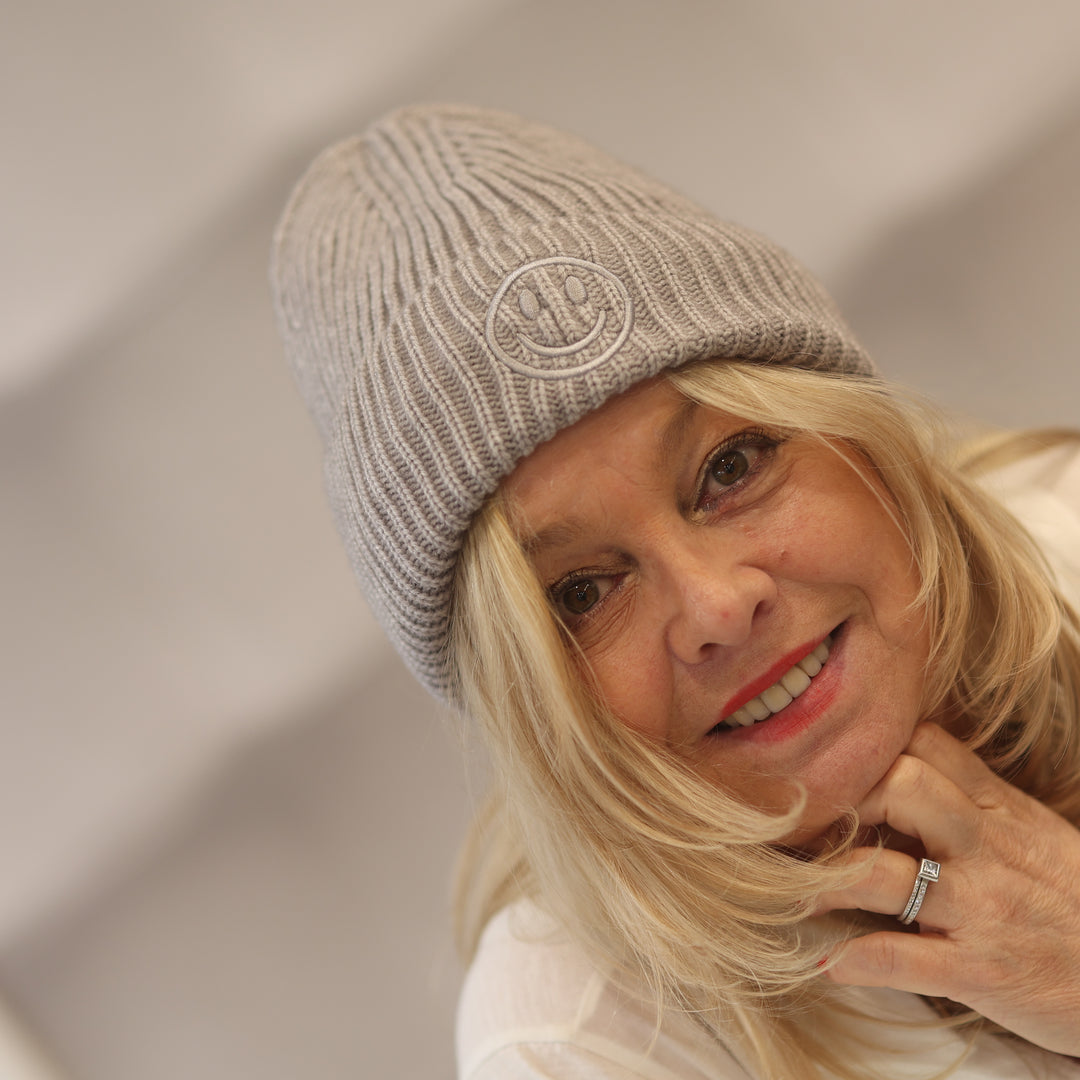 Mütze mit Smiley, Smiley Mütze, Viskose Mütze, lässige Mütze, trendige Mütze, Mütze online kaufen, Mütze für kalte Tage, farbenfrohe Mütze, bequeme Mütze Damen, Mütze für den Winter, Mütze mit Print, modische Mütze, Mütze für Freizeit, Smiley Accessoire, Viskose Mütze Damen, kreative Mütze, fröhliche Mütze, stylische Mütze, Mütze für jedes Outfit, Mütze für den Alltag, coole Mütze Damen, Mütze mit Gesicht, modische Wintermütze, kuschelige Mütze, Mütze für Mädchen, Viskose Wintermode, gute Laune Mütze