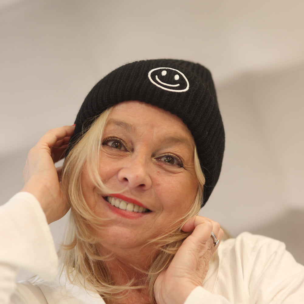 Mütze mit Smiley, Smiley Mütze, Viskose Mütze, lässige Mütze, trendige Mütze, Mütze online kaufen, Mütze für kalte Tage, farbenfrohe Mütze, bequeme Mütze Damen, Mütze für den Winter, Mütze mit Print, modische Mütze, Mütze für Freizeit, Smiley Accessoire, Viskose Mütze Damen, kreative Mütze, fröhliche Mütze, stylische Mütze, Mütze für jedes Outfit, Mütze für den Alltag, coole Mütze Damen, Mütze mit Gesicht, modische Wintermütze, kuschelige Mütze, Mütze für Mädchen, Viskose Wintermode, gute Laune Mütze