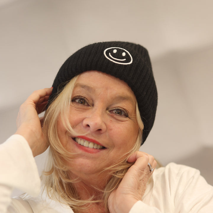 Mütze mit Smiley, Smiley Mütze, Viskose Mütze, lässige Mütze, trendige Mütze, Mütze online kaufen, Mütze für kalte Tage, farbenfrohe Mütze, bequeme Mütze Damen, Mütze für den Winter, Mütze mit Print, modische Mütze, Mütze für Freizeit, Smiley Accessoire, Viskose Mütze Damen, kreative Mütze, fröhliche Mütze, stylische Mütze, Mütze für jedes Outfit, Mütze für den Alltag, coole Mütze Damen, Mütze mit Gesicht, modische Wintermütze, kuschelige Mütze, Mütze für Mädchen, Viskose Wintermode, gute Laune Mütze