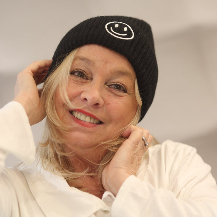 Mütze mit Smiley, Smiley Mütze, Viskose Mütze, lässige Mütze, trendige Mütze, Mütze online kaufen, Mütze für kalte Tage, farbenfrohe Mütze, bequeme Mütze Damen, Mütze für den Winter, Mütze mit Print, modische Mütze, Mütze für Freizeit, Smiley Accessoire, Viskose Mütze Damen, kreative Mütze, fröhliche Mütze, stylische Mütze, Mütze für jedes Outfit, Mütze für den Alltag, coole Mütze Damen, Mütze mit Gesicht, modische Wintermütze, kuschelige Mütze, Mütze für Mädchen, Viskose Wintermode, gute Laune Mütze